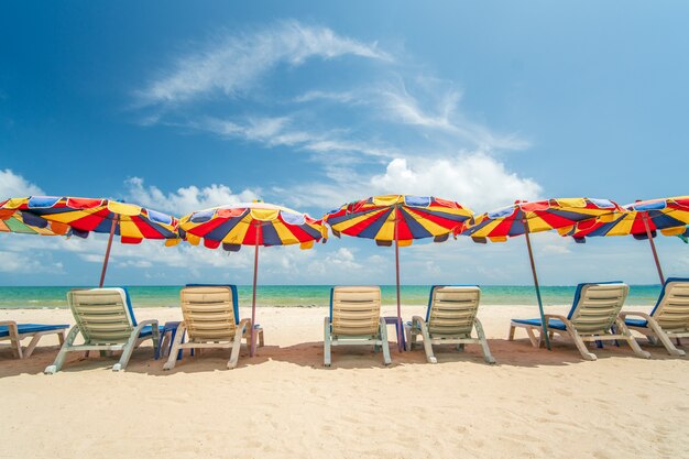 Piękny parasol na białej, piaszczystej plaży Phuket, Tajlandia