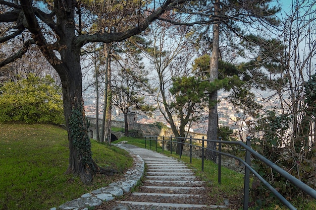 Piękny park na zamku miasta Brescia w słoneczny, pogodny dzień