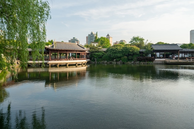 Piękny park nad jeziorem księżycowym w Ningbo w Chinach