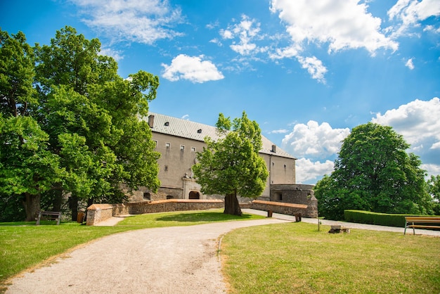 Piękny park przyrody w zamku Cerveny kamen. Zamek na Słowacji, w Europie.