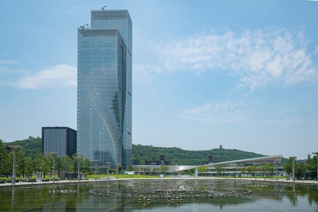 Piękny park terenów podmokłych i panoramę miasta w Chongqing w Chinach