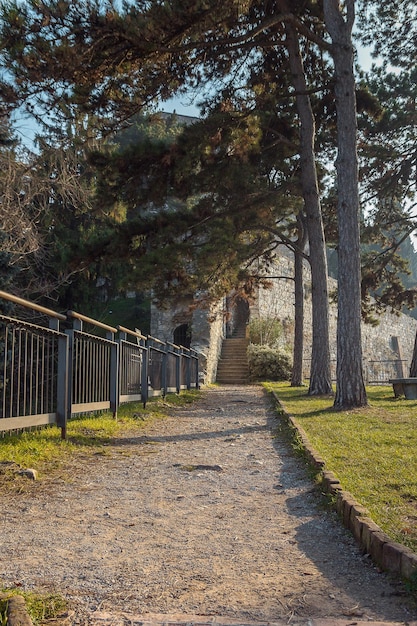 Piękny park w zamku miasta Brescia