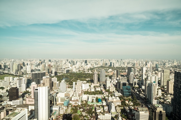 Piękny pejzaż miejski z architekturą i budynkiem w Bangkok Tajlandia