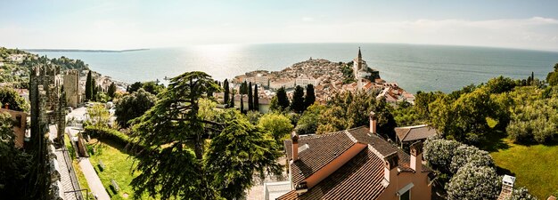 Piękny pejzaż Piran Słowenia Europa Tło koncepcji podróży Wspaniały śródziemnomorski krajobraz Panorama