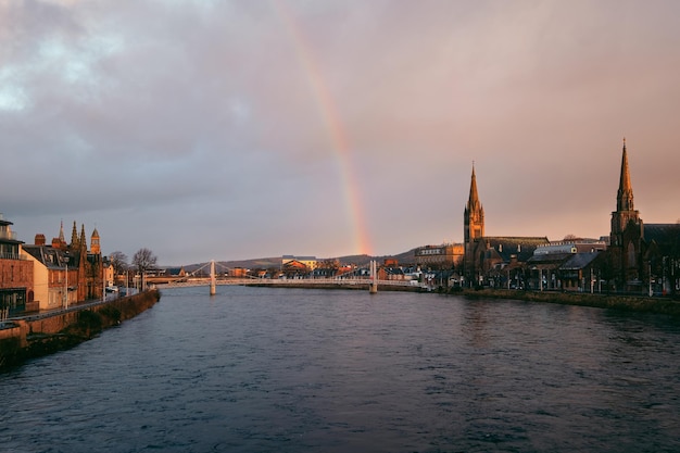 Piękny pejzaż porannego miasta i rzeki z tęczową rzeką ness inverness szkocja