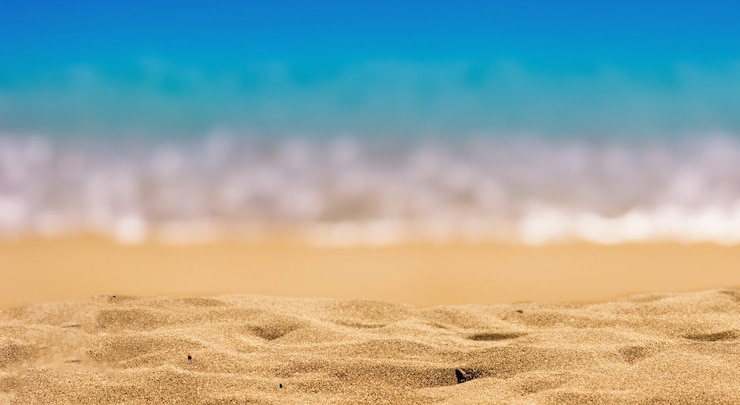Zdjęcie piękny piasek plażowy z morzem na tle rozmyty