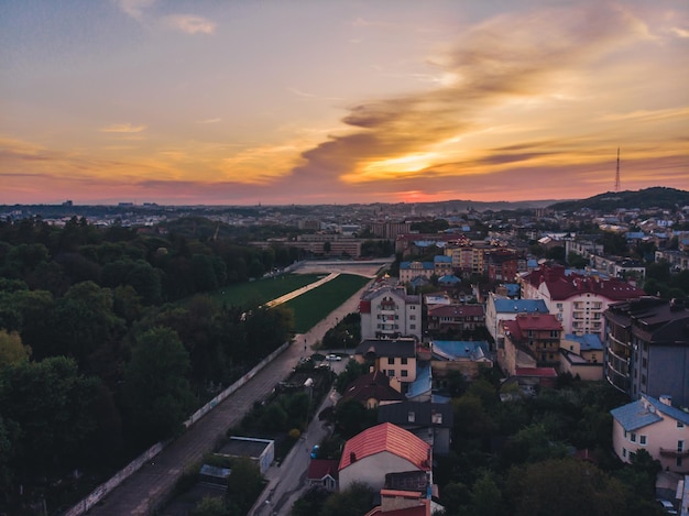 Piękny Pomarańczowy Zachód Słońca Nad Miastem?