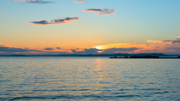 Piękny pomarańczowy zachód słońca nad morzem z miękkim selektywnym skupieniem Piękno natury koncepcji