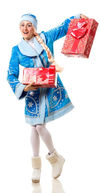 Piękny pomocnik Świętego Mikołaja trzymający błyszczący świąteczny prezent