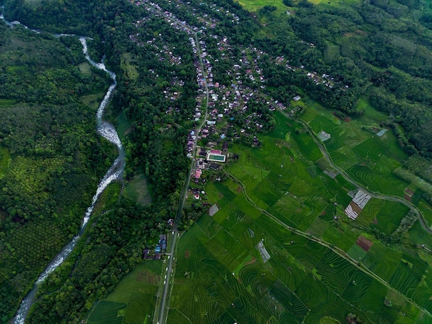 Piękny poranny widok na naturalną panoramę Indonezji z pięknem kolorów i natury