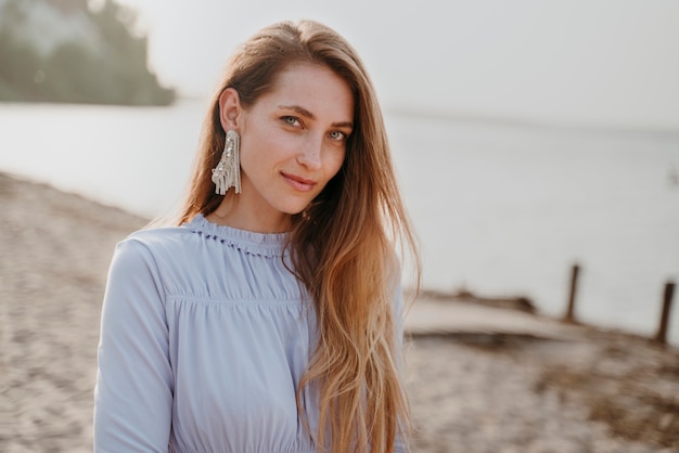 Piękny portret druhny na ślubie na plaży beach