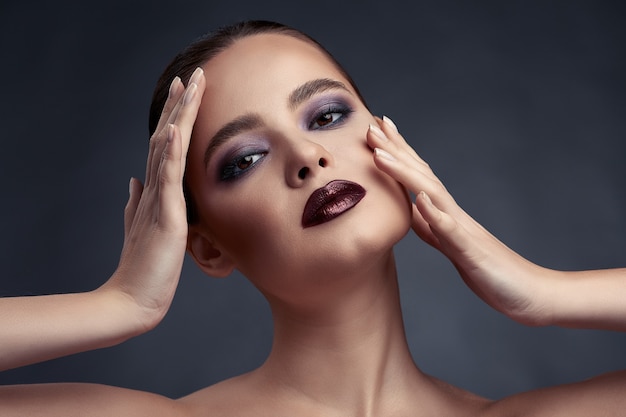 Piękny portret kobiety z makijażem smokey eyes