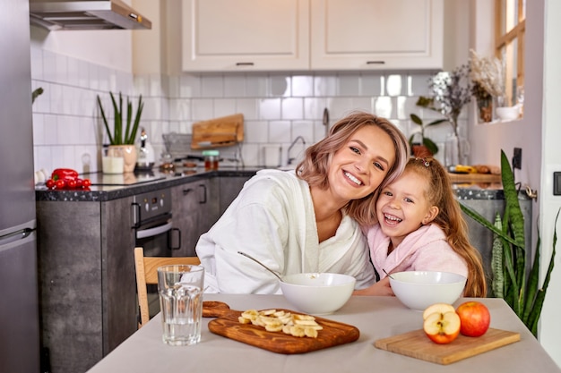 Piękny Portret Matki I Córki Razem Spędzać Czas