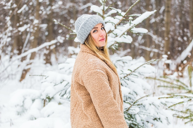 Piękny portret młodej kobiety w zimowej scenerii śnieżnej scenerii.