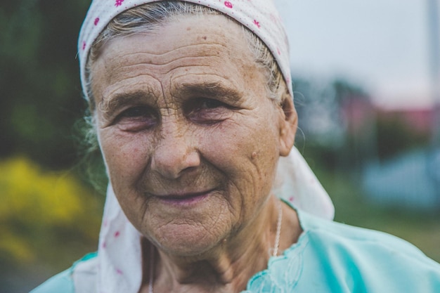 Piękny portret starej kobiety Selektywne skupienie