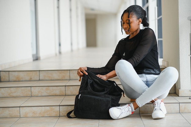 Piękny portret studenta afroamerykańskiego uniwersytetu