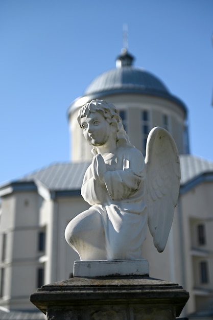 Piękny posąg modlącego się anioła w tle kościoła Symbol religijny