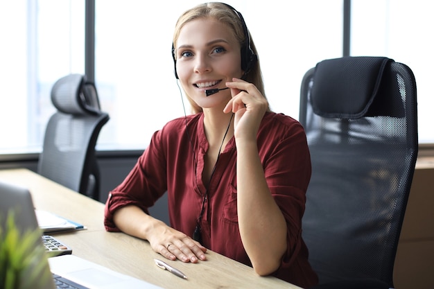 Piękny Pracownik Call Center W Słuchawkach Pracuje W Nowoczesnym Biurze.