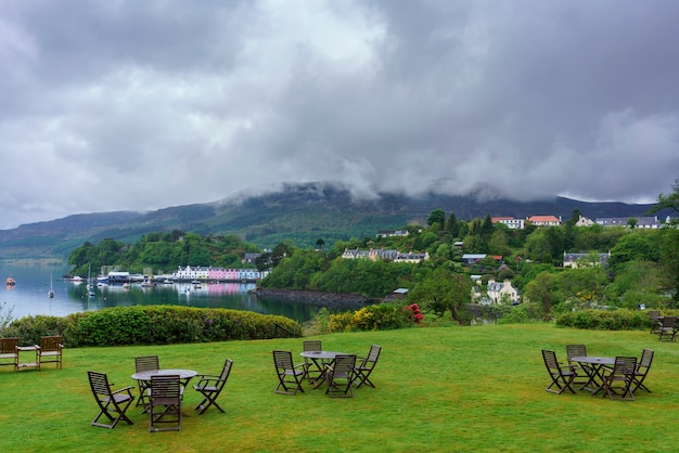 Piękny punkt orientacyjny portu Portree z odbiciem, Isle of Skye, Szkocja