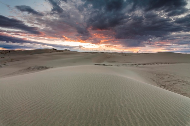 Piękny pustynny krajobraz z kolorowym zachodem słońca Pustynne tło