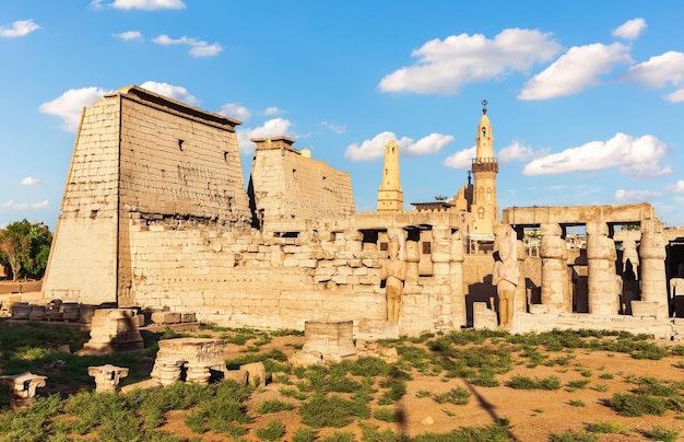 Piękny Pylon of Luxor Temple widok na filary i posągi Egipt