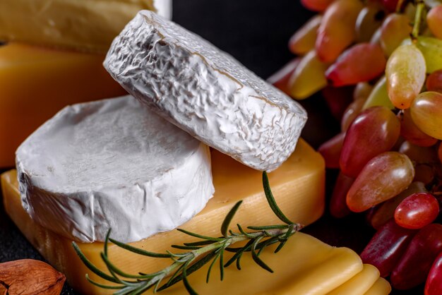 Piękny Pyszny Ser Camembert, Parmezan, Brie Z Winogronami I Figami Na Desce. Przekąski Do Wina Na Wakacjach