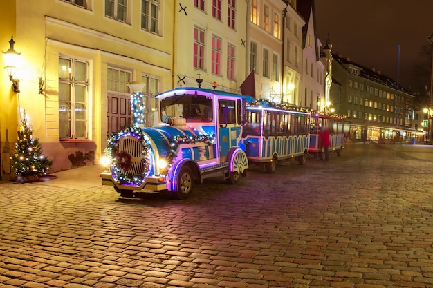 Piękny ratusz w Tallinie Boże Narodzenie pociąg, Tallinn, Estonia