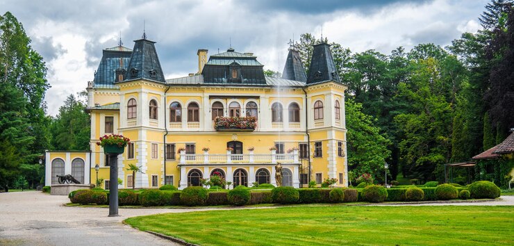 Zdjęcie piękny romantyczny zamek betliar. historyczne budynki. słowacja, europa.