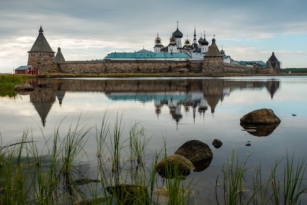 Piękny Rosyjski Klasztor Solovki W Letni Dzień.