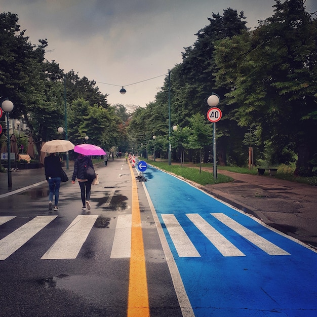 Zdjęcie piękny różowy parasol na przejściu