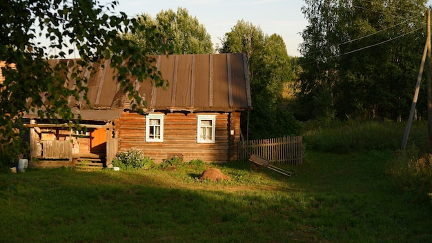 Piękny rustykalny letni krajobraz Stare drewniane domy z bali Region Wołogdy