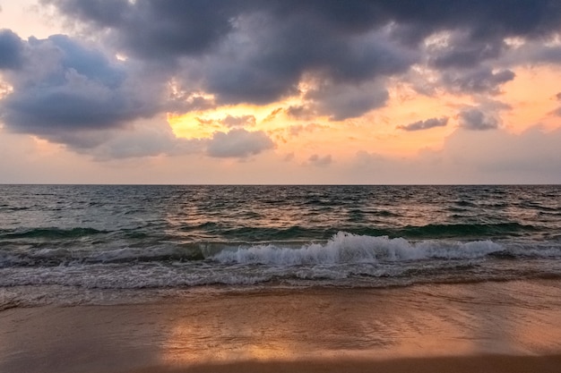 Zdjęcie piękny seascape o zachodzie słońca