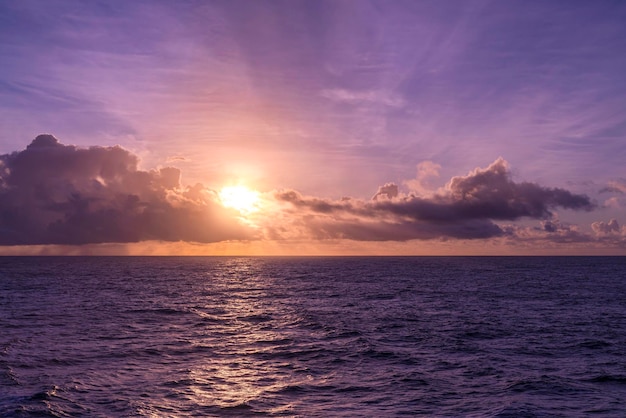 Piękny seascape zmierzch zachód słońca spokój wybrzeża tło