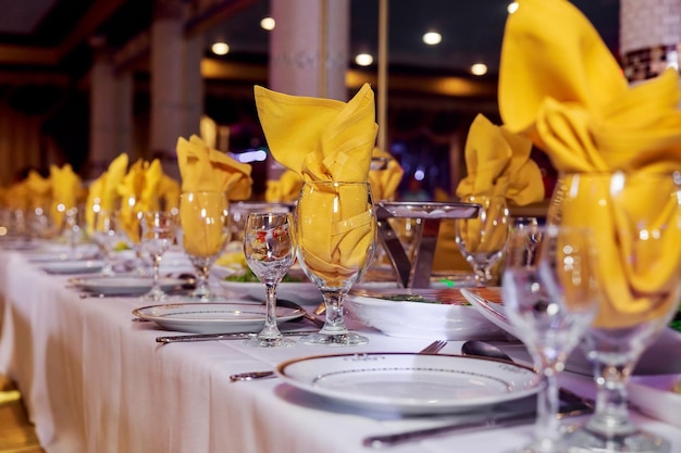 Piękny serwowany stół na wesele lub inną uroczystość w stole restauracyjnym ozdobionym na celebratio