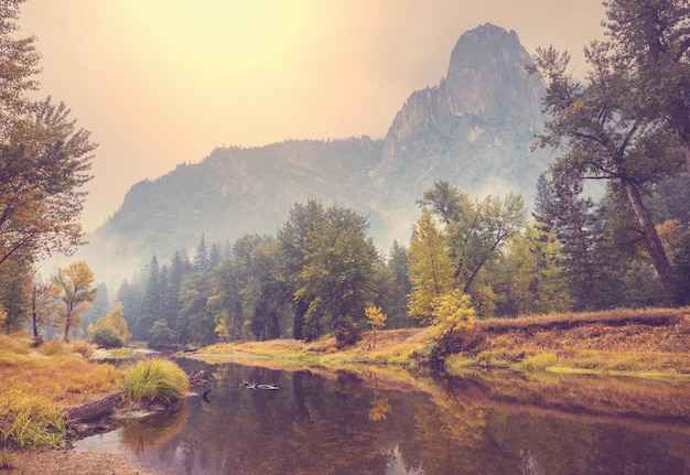 Piękny sezon jesienny w Parku Narodowym Yosemite w Kalifornii, USA