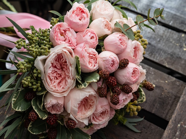 Zdjęcie piękny ślubny bukiet krzewów i piwonii delikatnie różowych róż.