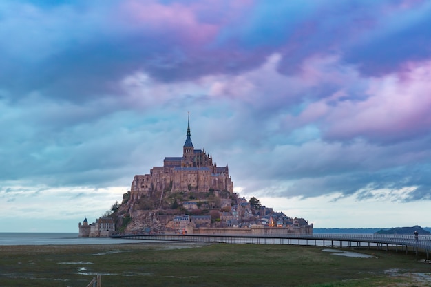 Piękny słynny Mont Saint Michel o zachodzie słońca, Normandia, Francja