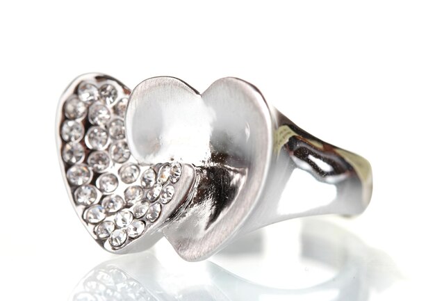 Piękny srebrny pierścionek z kamieniami szlachetnymi na białym tle