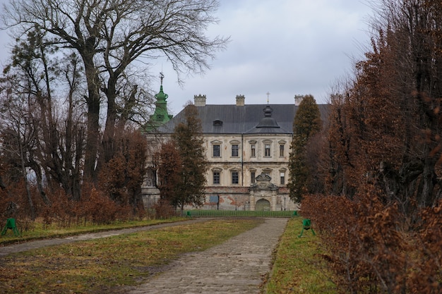 Piękny średniowieczny zamek Pidhirtsi na Ukrainie