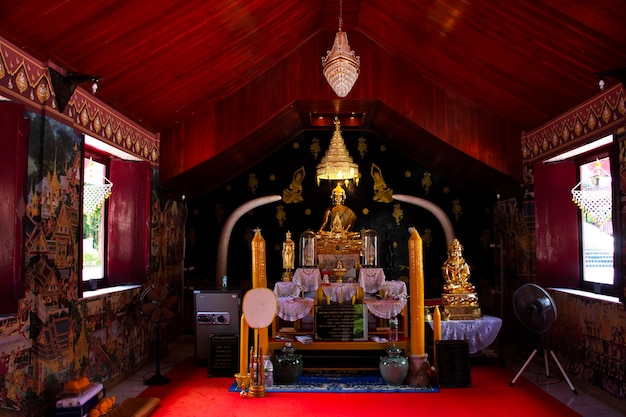 Piękny starożytny Budda w antycznym ubosot świątyni Wat Si Chum dla Tajów i zagranicznych podróżników podróżuje z szacunkiem modląc się o błogosławieństwo w historycznym parku 292022 października w Sukhothai Tajlandia