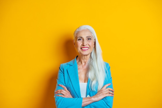 Piękny starsza kobieta portret studio strzał.