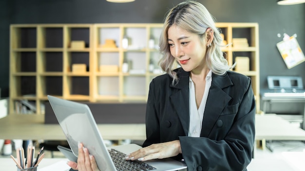 Piękny startowy udany azjatykcia kobieta za pomocą laptopa Małe i średnie przedsiębiorstwo biznes MŚP freelancer online start-up Startup MŚP mały biznes przedsiębiorca freelancer