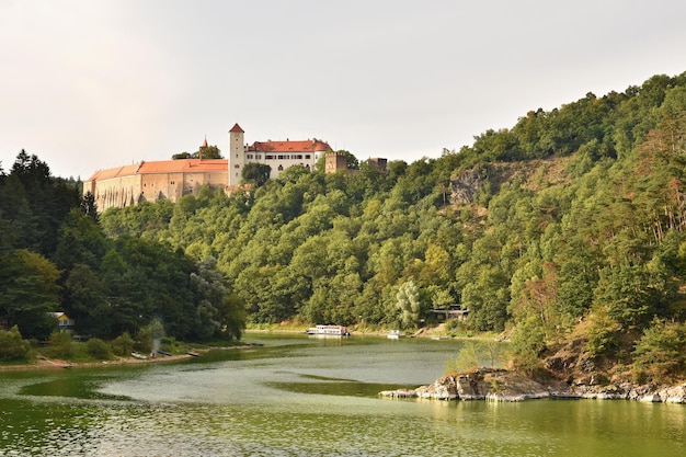 Piękny stary zamek Bitov w lesie nad zaporą Zapora Vranov Południowa Morawia Republika Czeska