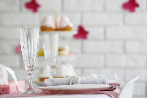 Piękny stół podawany na wesele lub inne święto w restauracji