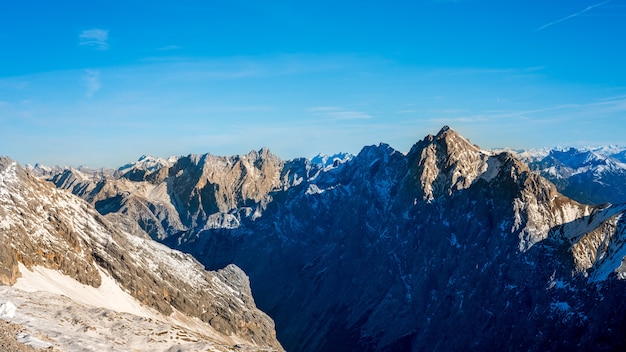 Piękny Stromy śnieg krajobraz Z kamienia skały Mountain View tłem