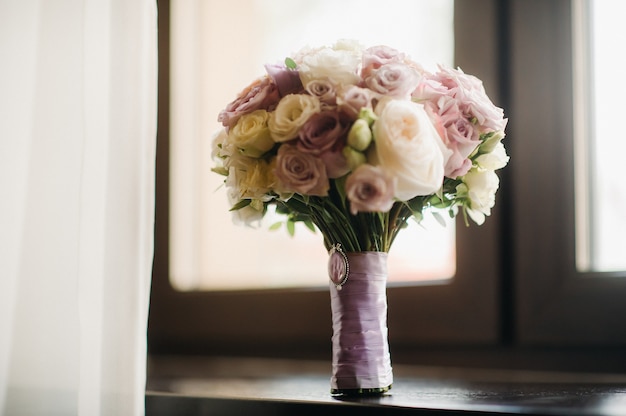 Piękny stylowy bukiet ślubny z różami .Wedding Decor.