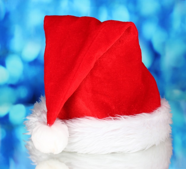 Piękny świąteczny kapelusz na niebieskim tle