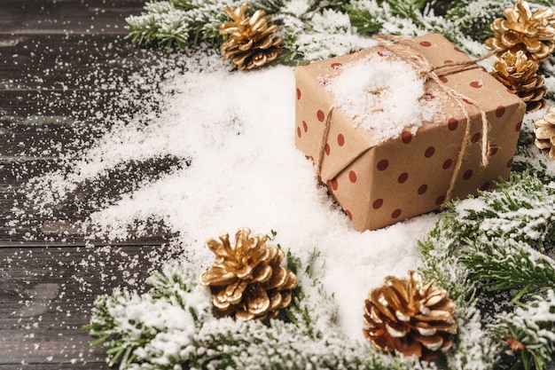 Piękny świąteczny prezent z śnieżnymi wakacyjnymi dekoracjami na stole