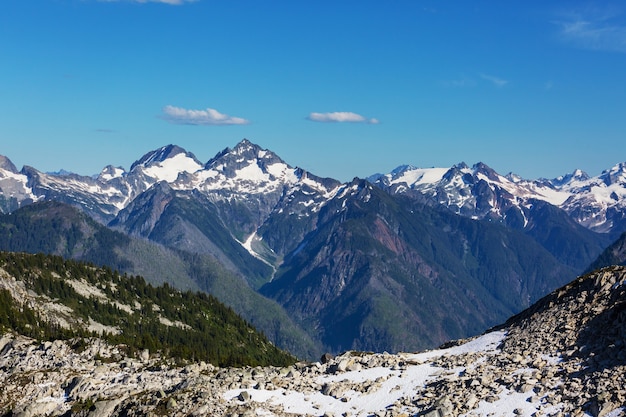 Piękny szczyt górski w North Cascade Range, Waszyngton / USA