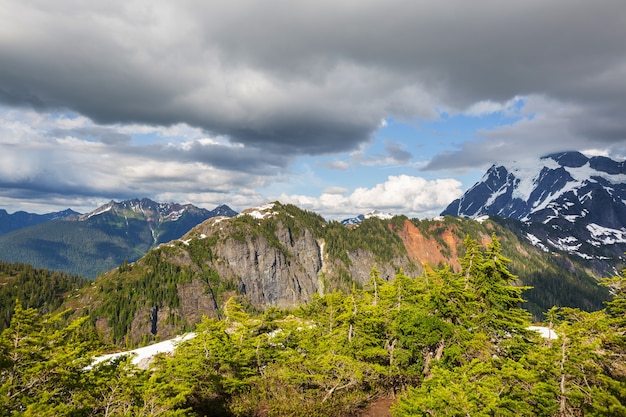 Piękny szczyt górski w North Cascade Range, Waszyngton, USA